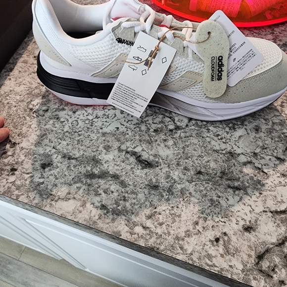 New In Box Adidas Women's White and Beige Sneakers Sz W9 M8 - Picture 8 of 10